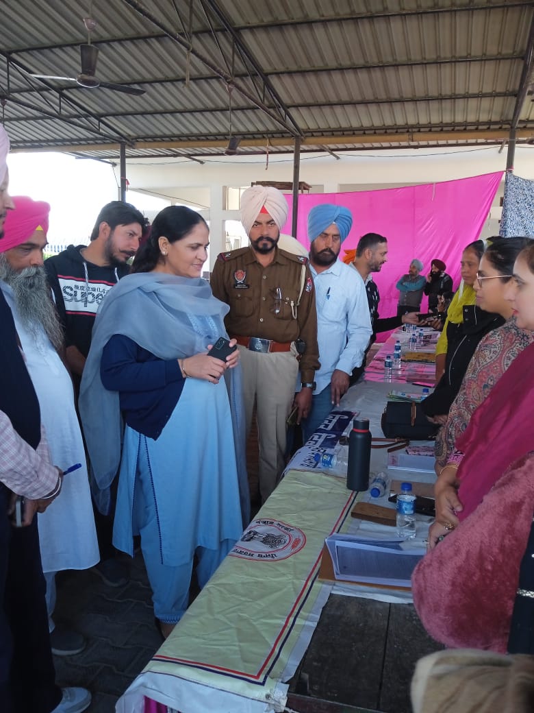 ਜਾਹਲਾਂ 'ਚ ਜਨ ਸੁਵਿਧਾ ਕੈਂਪ ਮੌਕੇ ਐਸ.ਡੀ.ਐਮ. ਨੇ ਲੋਕਾਂ ਦੀਆਂ ਮੁਸ਼ਕਿਲਾਂ ਦਾ ਕੀਤਾ ਨਿਪਟਾਰਾ 